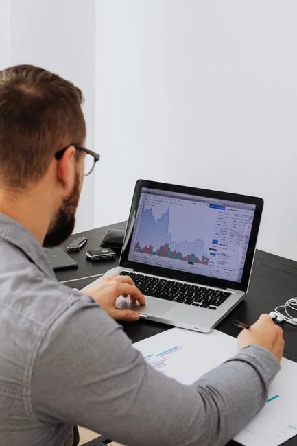 Gros plan sur divers documents marketing posés sur un bureau, idéal pour des échanges autour du business et de la stratégie.